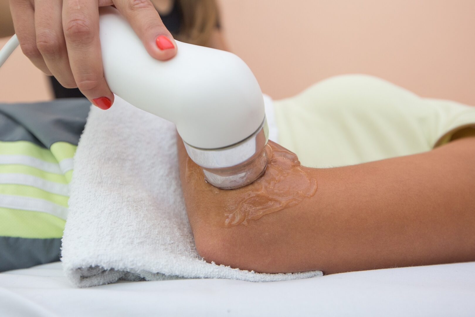 physiotherapy-5624923_1920-17 A person is using an electric device to remove hair.